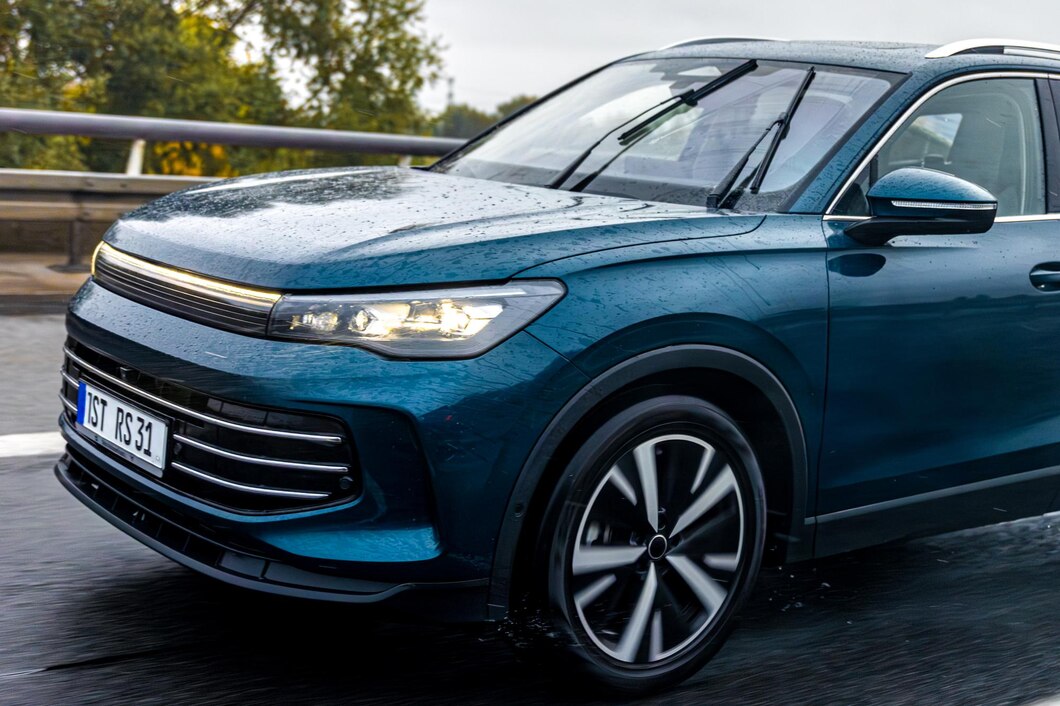 SUV azul em estrada molhada